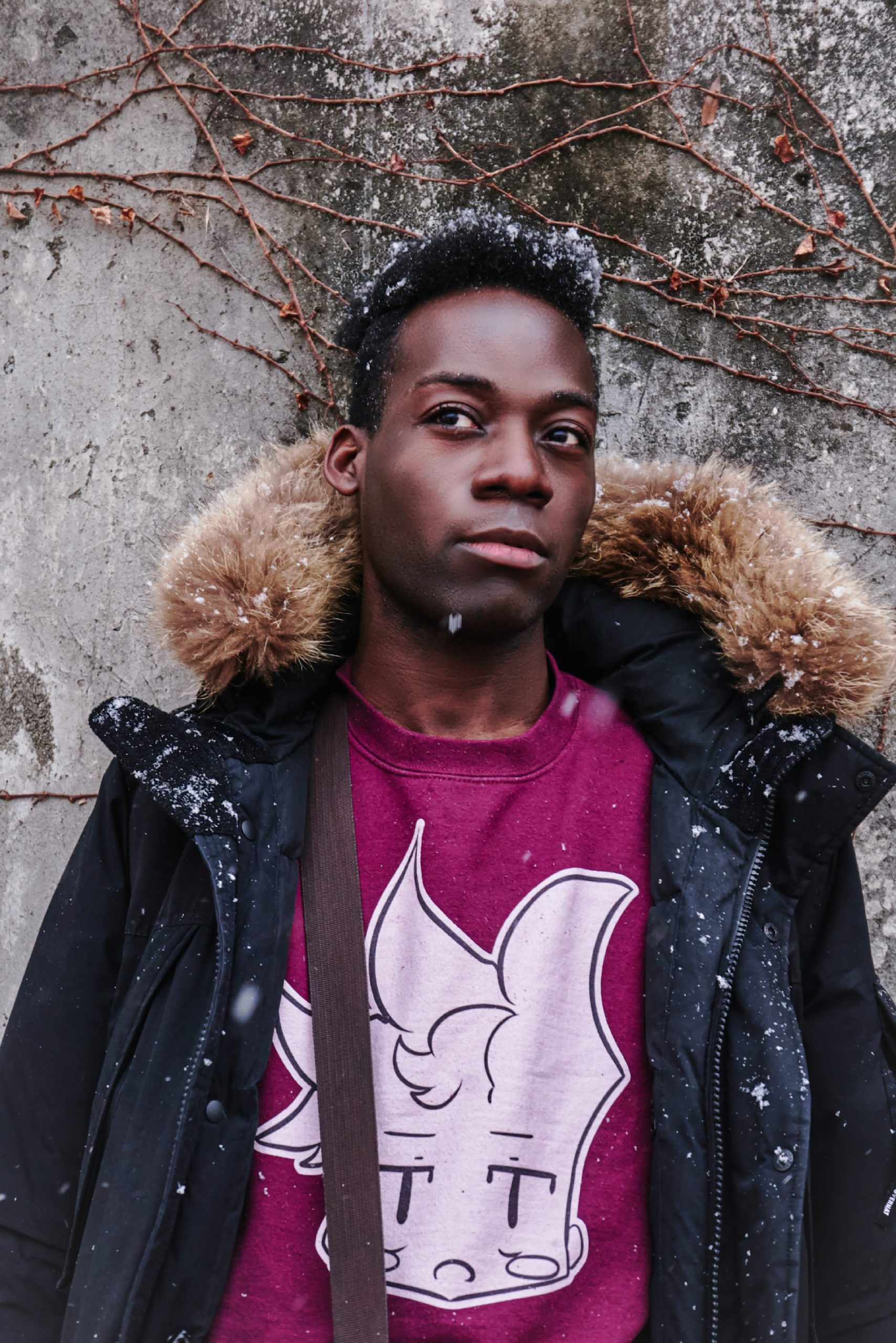 Détail Sweat Jared Bordeaux - Logo Philis Corp. | Collection Hiver Vue rapprochée du sweat Jared bordeaux Philis Corp. Shop, logo centré et regard vers la caméra, ambiance hivernale.