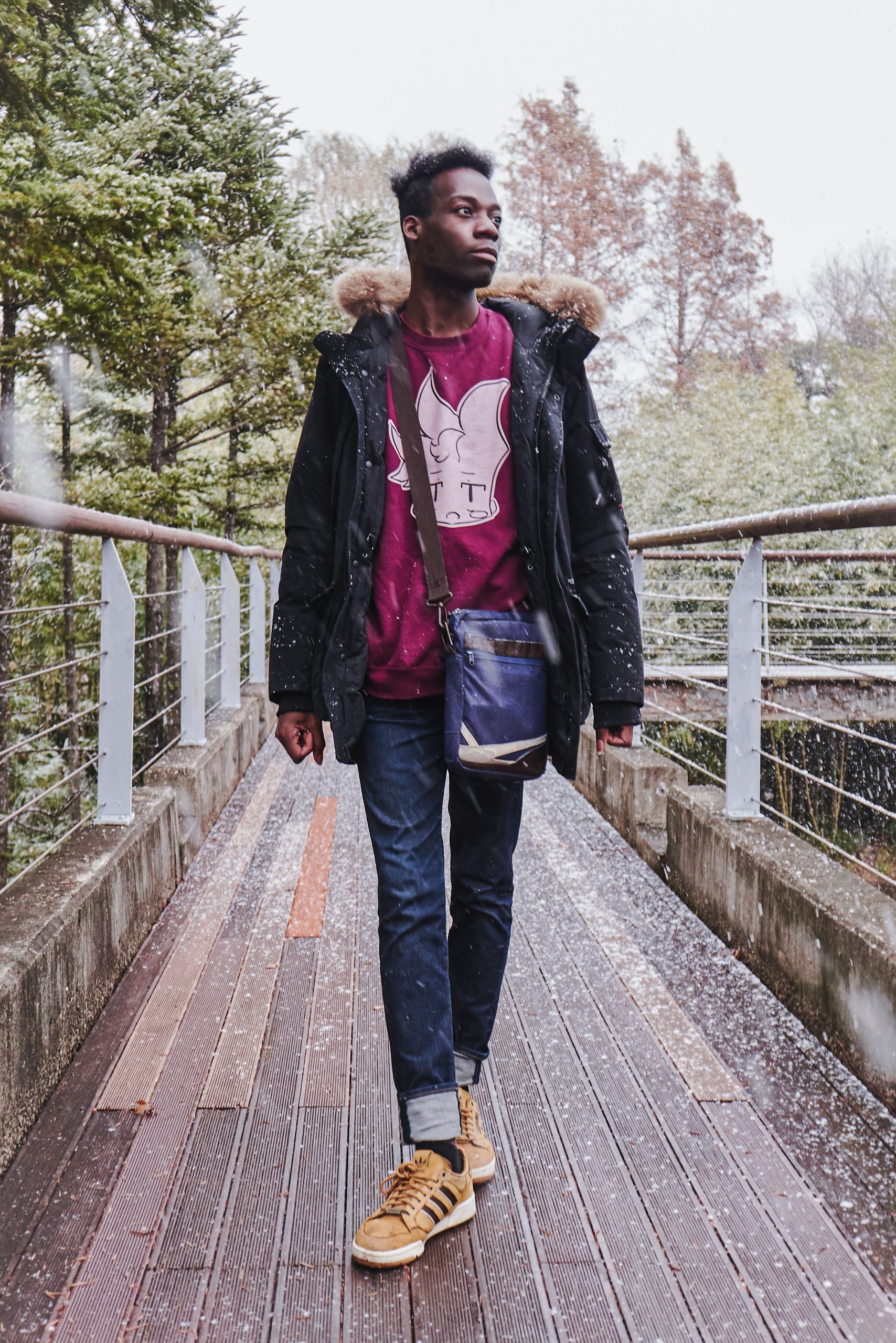 Sweat Jared Bordeaux en mouvement - Hiver 2025 | Philis Corp. Shop Sweat Jared bordeaux Philis Corp. Shop photographié de profil, mouvement fluide sur fond neigeux.