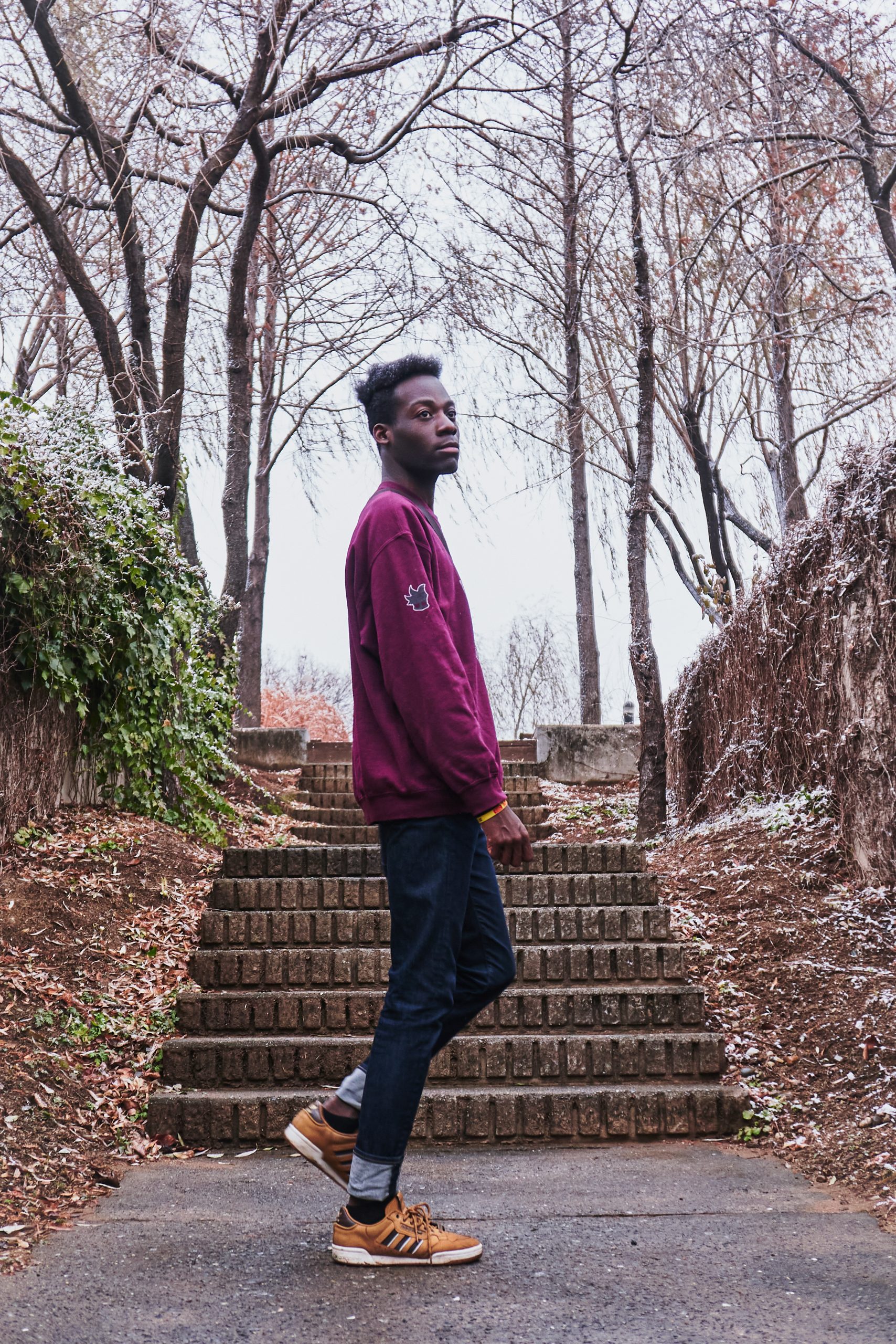 Sweat Jared Bordeaux - Collection Hiver 2025 | Philis Corp. Shop Adam portant le sweat Jared bordeaux Philis Corp. Shop, de face, dans un décor enneigé au ton doux.