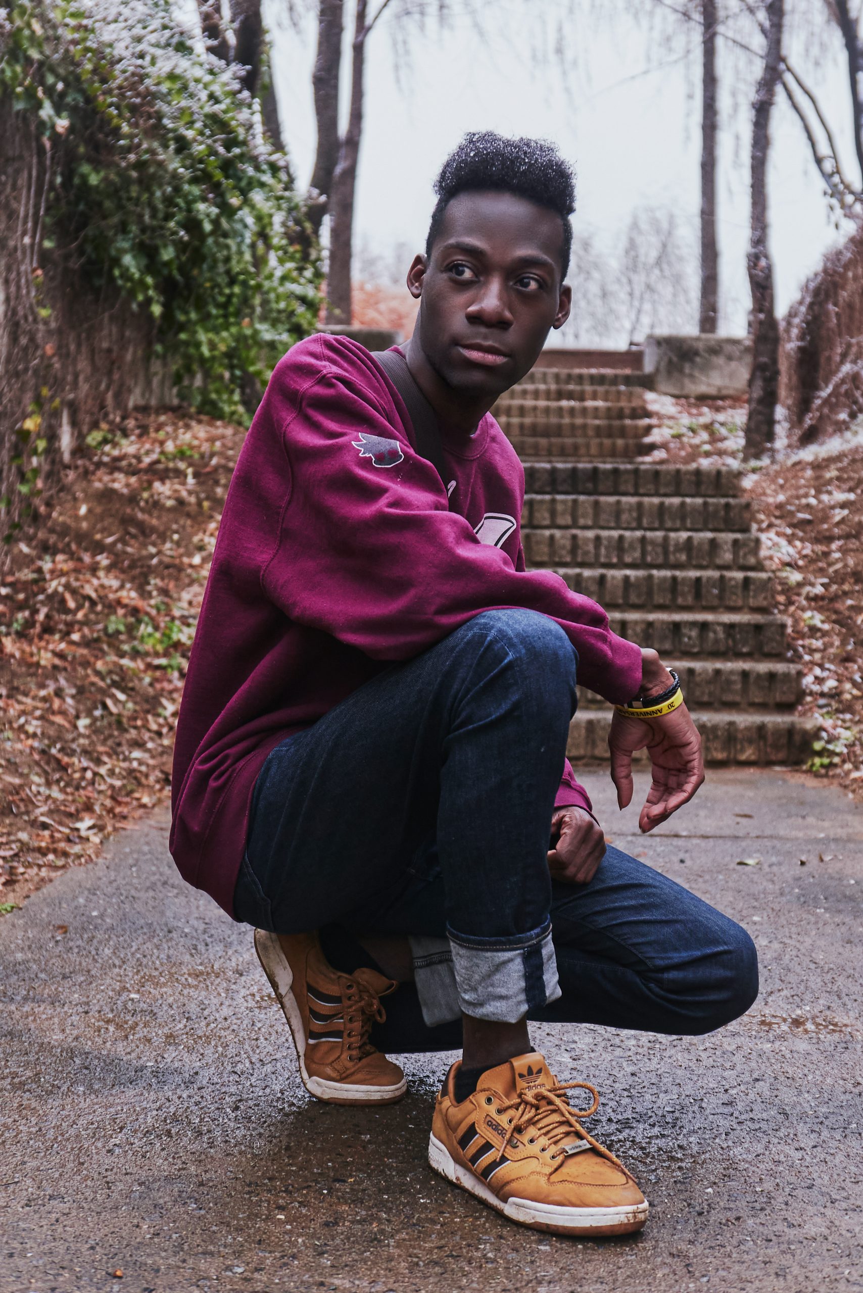 Sweat Jared Bordeaux - Style hivernal minimaliste | Philis Corp. Shop Plan mi-corps d’Adam portant le sweat Jared bordeaux Philis Corp. Shop, lumière douce et décor hivernal.